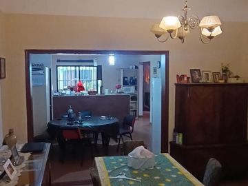 CASA  EN BARRIO PUEYRREDON  A MTS DE AV. PATRIA  .  5 DORM, DOS BAÑOS, LOTE DE 371 MTS .
