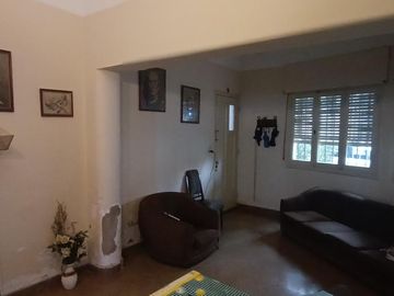 CASA  EN BARRIO PUEYRREDON  A MTS DE AV. PATRIA  .  5 DORM, DOS BAÑOS, LOTE DE 371 MTS .