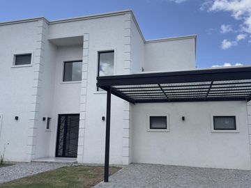 VENTA Casa 5 amb-San Matias-Area 1-Estrenar-Pileta-LAGUNA-Losa Radiante-2 suites (1 en PB)-Financia
