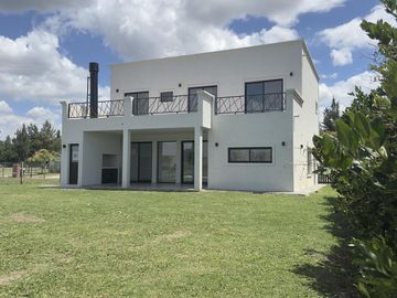 VENTA Casa 5 amb-San Matias-Area 1-Estrenar-Pileta-LAGUNA-Losa Radiante-2 suites (1 en PB)-Financia