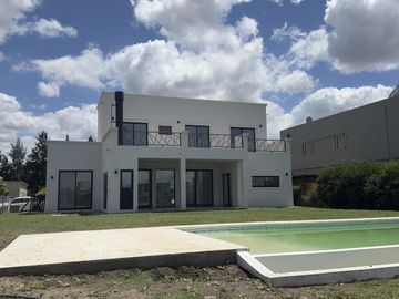 VENTA Casa 5 amb-San Matias-Area 1-Estrenar-Pileta-LAGUNA-Losa Radiante-2 suites (1 en PB)-Financia