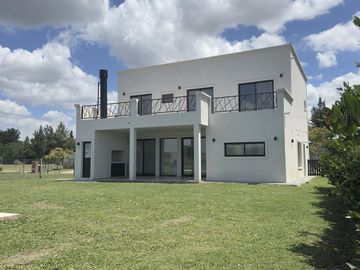 VENTA Casa 5 amb-San Matias-Area 1-Estrenar-Pileta-LAGUNA-Losa Radiante-2 suites (1 en PB)-Financia