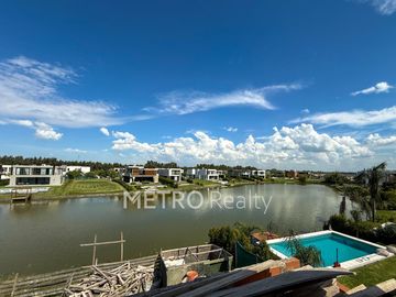 Casa en venta a la laguna con 4 habitaciones en suite en Carpinchos, Nordelta