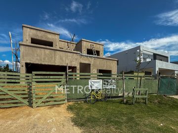 Casa en venta a la laguna con 4 habitaciones en suite en Carpinchos, Nordelta