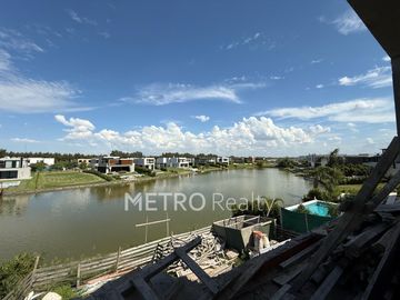 Casa en venta a la laguna con 4 habitaciones en suite en Carpinchos, Nordelta