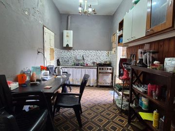 Casa de tres ambientes en venta en Avellaneda
