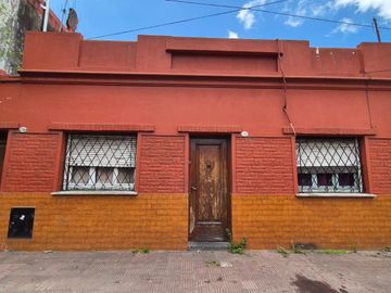 Casa de tres ambientes en venta en Avellaneda