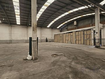 Galpon 1500 m2 con salida a dos calles en Quilmes Oeste