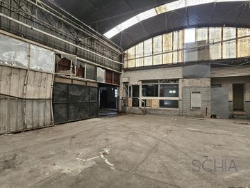 Galpon 1500 m2 con salida a dos calles en Quilmes Oeste