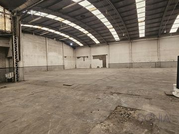 Galpon 1500 m2 con salida a dos calles en Quilmes Oeste