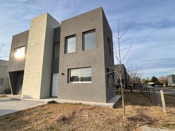 Casa en venta a estrenar- Pilar