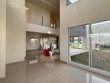 Casa en venta a estrenar- Pilar