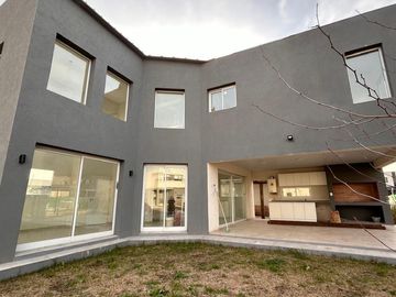 Casa en venta a estrenar- Pilar