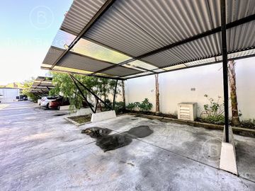 Penthouse de 4 ambientes en venta en Temperley. 2 cocheras, patio y piscina propia.