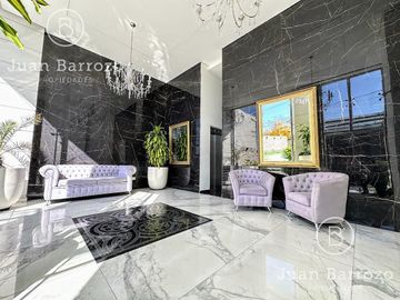 Penthouse de 4 ambientes en venta en Temperley. 2 cocheras, patio y piscina propia.