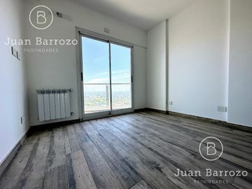 Penthouse de 4 ambientes en venta en Temperley. 2 cocheras, patio y piscina propia.