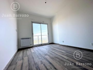 Penthouse de 4 ambientes en venta en Temperley. 2 cocheras, patio y piscina propia.