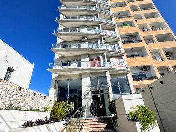Penthouse de 4 ambientes en venta en Temperley. 2 cocheras, patio y piscina propia.