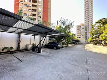 Penthouse de 4 ambientes en venta en Temperley. 2 cocheras, patio y piscina propia.