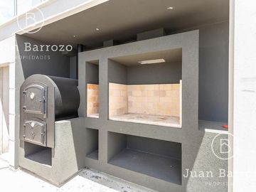 Penthouse de 4 ambientes en venta en Temperley. 2 cocheras, patio y piscina propia.