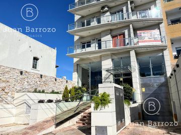 Penthouse de 4 ambientes en venta en Temperley. 2 cocheras, patio y piscina propia.