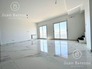 Penthouse de 4 ambientes en venta en Temperley. 2 cocheras, patio y piscina propia.