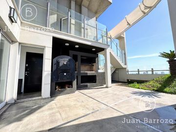 Penthouse de 4 ambientes en venta en Temperley. 2 cocheras, patio y piscina propia.