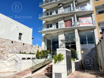 Penthouse de 4 ambientes en venta en Temperley. 2 cocheras, patio y piscina propia.