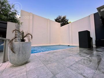 Penthouse de 4 ambientes en venta en Temperley. 2 cocheras, patio y piscina propia.