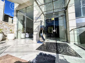 Penthouse de 4 ambientes en venta en Temperley. 2 cocheras, patio y piscina propia.