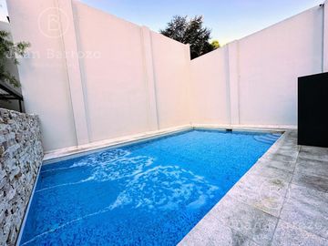 Penthouse de 4 ambientes en venta en Temperley. 2 cocheras, patio y piscina propia.