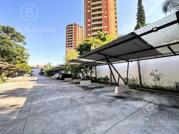Penthouse de 4 ambientes en venta en Temperley. 2 cocheras, patio y piscina propia.