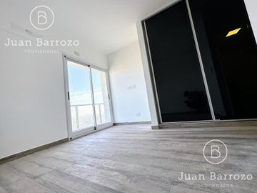 Penthouse de 4 ambientes en venta en Temperley. 2 cocheras, patio y piscina propia.