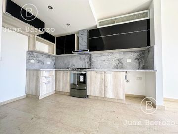 Penthouse de 4 ambientes en venta en Temperley. 2 cocheras, patio y piscina propia.