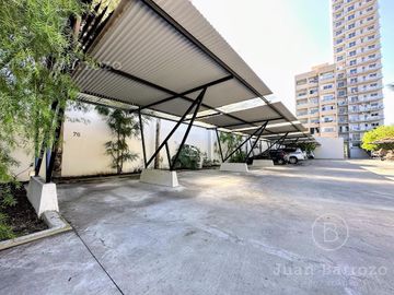Penthouse de 4 ambientes en venta en Temperley. 2 cocheras, patio y piscina propia.