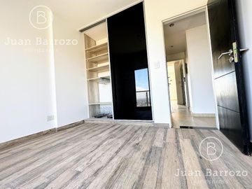 Penthouse de 4 ambientes en venta en Temperley. 2 cocheras, patio y piscina propia.