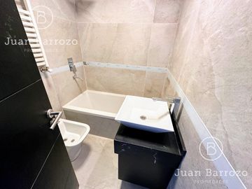 Penthouse de 4 ambientes en venta en Temperley. 2 cocheras, patio y piscina propia.