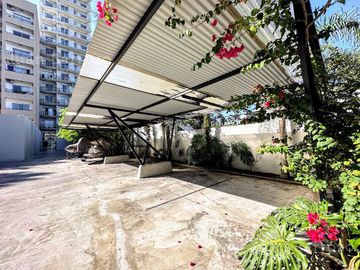Penthouse de 4 ambientes en venta en Temperley. 2 cocheras, patio y piscina propia.