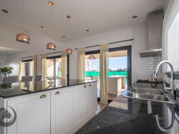 Casa en Venta 6 ambientes, 5 dormitorios, 2 plantas, Lagos De Canning. Muy luminosa, 1 año.