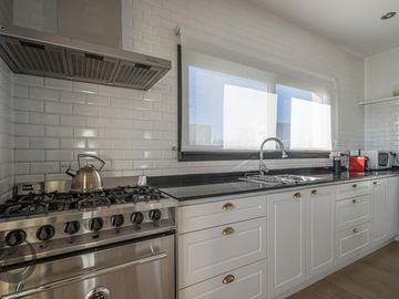 Casa en Venta 6 ambientes, 5 dormitorios, 2 plantas, Lagos De Canning. Muy luminosa, 1 año.