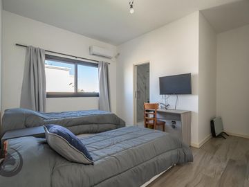 Casa en Venta 6 ambientes, 5 dormitorios, 2 plantas, Lagos De Canning. Muy luminosa, 1 año.