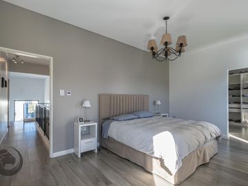 Casa en Venta 6 ambientes, 5 dormitorios, 2 plantas, Lagos De Canning. Muy luminosa, 1 año.