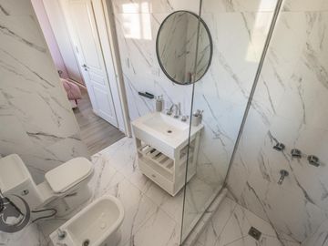 Casa en Venta 6 ambientes, 5 dormitorios, 2 plantas, Lagos De Canning. Muy luminosa, 1 año.