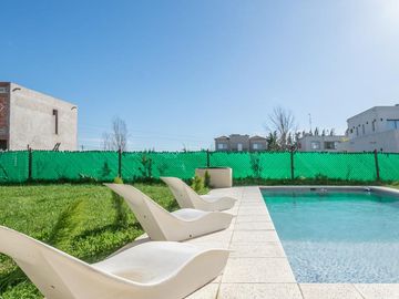 Casa en Venta 6 ambientes, 5 dormitorios, 2 plantas, Lagos De Canning. Muy luminosa, 1 año.
