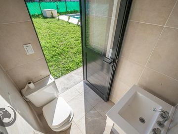 Casa en Venta 6 ambientes, 5 dormitorios, 2 plantas, Lagos De Canning. Muy luminosa, 1 año.