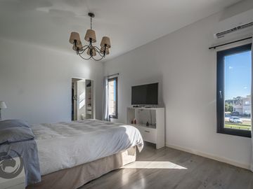 Casa en Venta 6 ambientes, 5 dormitorios, 2 plantas, Lagos De Canning. Muy luminosa, 1 año.