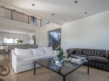 Casa en Venta 6 ambientes, 5 dormitorios, 2 plantas, Lagos De Canning. Muy luminosa, 1 año.