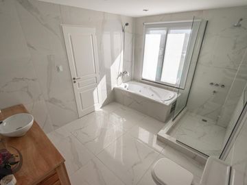 Casa en Venta 6 ambientes, 5 dormitorios, 2 plantas, Lagos De Canning. Muy luminosa, 1 año.