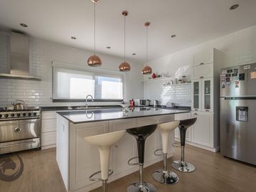 Casa en Venta 6 ambientes, 5 dormitorios, 2 plantas, Lagos De Canning. Muy luminosa, 1 año.