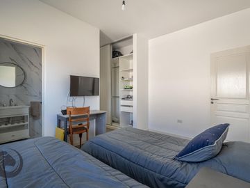 Casa en Venta 6 ambientes, 5 dormitorios, 2 plantas, Lagos De Canning. Muy luminosa, 1 año.